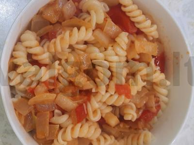 Makaronai su svogūnais, pomidorais ir sūriu pietums Žingsnis 10