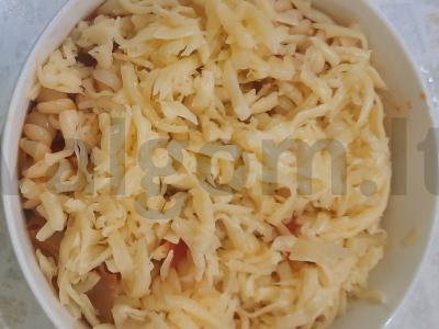 Makaronai su svogūnais, pomidorais ir sūriu pietums Žingsnis 11