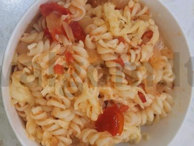 Makaronai su svogūnais, pomidorais ir sūriu pietums pagrindine nuotrauka