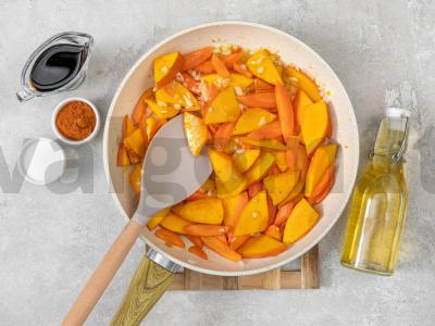 Moliūgas keptuvėje su daržovėmis Žingsnis 1