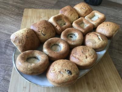 Varškės keksiukai su razinomis labai skanūs pagrindine nuotrauka