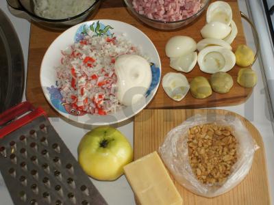 Sluoksniuotas salotas su žemės riešutais Žingsnis 1