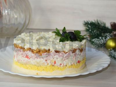 Sluoksniuotas salotas su žemės riešutais pagrindine nuotrauka