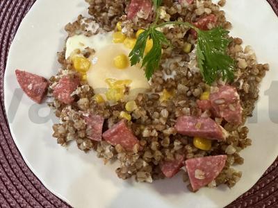 Grikių košė pusryčiams su kukurūzais pagrindine nuotrauka