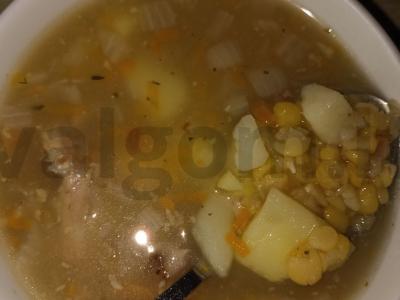 Žirnių sriuba su rūkytais mėsos produktais pagrindine nuotrauka