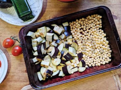 Vasaros salotos su baklažanais ir avinžirniais Žingsnis 2