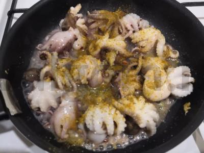 Makaronai su aštuonkojais pomidorų padaže Žingsnis 2