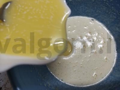 Greiti sausainiai su riešutais ir šokolado drožlėmis Žingsnis 1