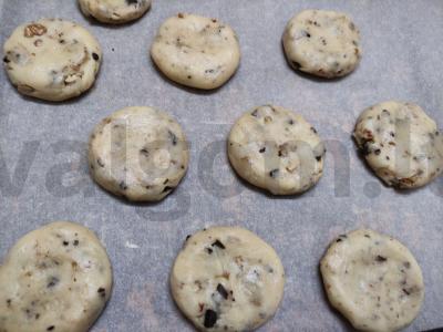 Greiti sausainiai su riešutais ir šokolado drožlėmis Žingsnis 3