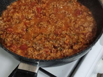 Bolognese su makaronų padažu pagrindine nuotrauka