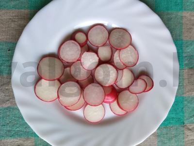 Šviežių daržovių salotos su avokadu, tofu ir juodaisiais serbentais Žingsnis 2