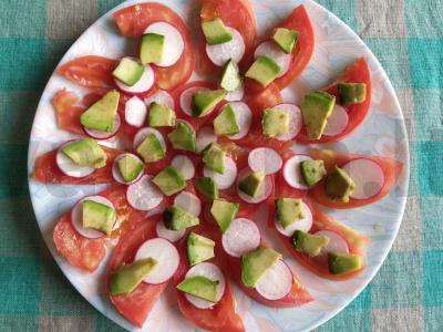 Šviežių daržovių salotos su avokadu, tofu ir juodaisiais serbentais Žingsnis 4