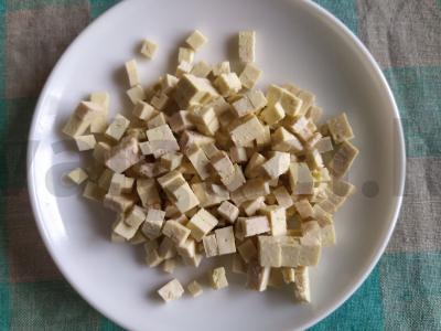 Šviežių daržovių salotos su avokadu, tofu ir juodaisiais serbentais Žingsnis 5