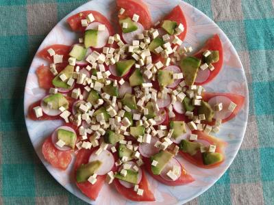 Šviežių daržovių salotos su avokadu, tofu ir juodaisiais serbentais Žingsnis 6