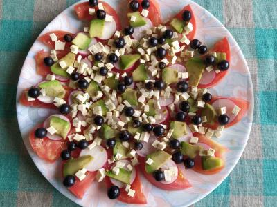 Šviežių daržovių salotos su avokadu, tofu ir juodaisiais serbentais Žingsnis 7