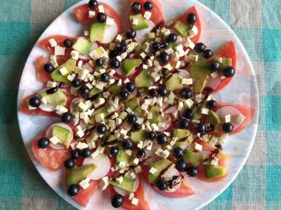 Šviežių daržovių salotos su avokadu, tofu ir juodaisiais serbentais Žingsnis 8