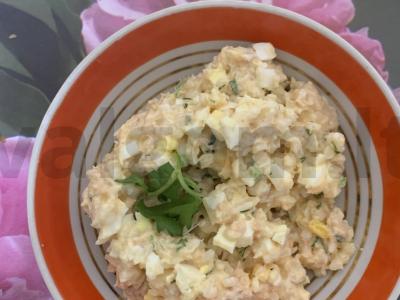 Žuvies konservų salotos su ryžiais pagrindine nuotrauka