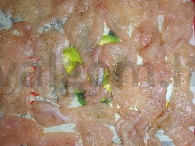 Daržovių salotas su vištiena, sirtaikiu ir alyvuogėmis Žingsnis 1