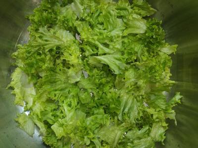 Daržovių salotas su vištiena, sirtaikiu ir alyvuogėmis Žingsnis 3