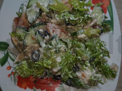 Daržovių salotas su vištiena, sirtaikiu ir alyvuogėmis pagrindine nuotrauka