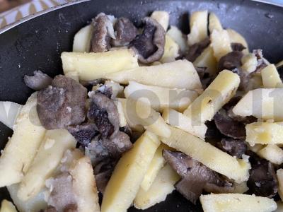 Keptos bulvės su grybais pagrindine nuotrauka