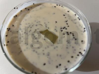 Pudingas su karamelizuotais ananasais ir riebia grietine pagrindine nuotrauka