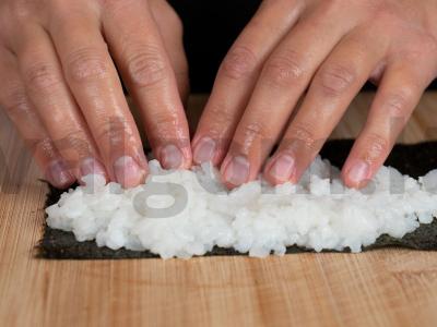 Kepti ritinėliai su lašiša ir krabų lazdelėmis Žingsnis 2