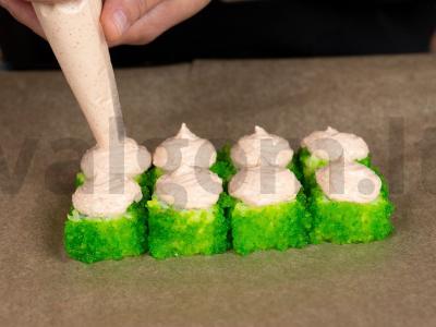 Kepti ritinėliai su lašiša ir krabų lazdelėmis Žingsnis 8