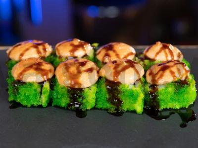 Kepti ritinėliai su lašiša ir krabų lazdelėmis pagrindine nuotrauka