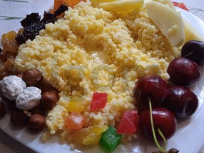 Saldus dubuo su grikiais, cukatais, vaisiais ir uogomis pagrindine nuotrauka