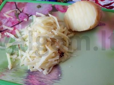 Sluoksniuotas salotas su bulvėmis ir krabų mėsa Žingsnis 1