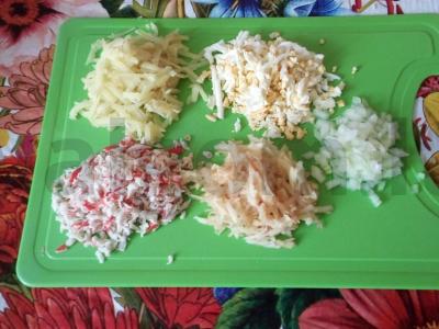 Sluoksniuotas salotas su bulvėmis ir krabų mėsa Žingsnis 2