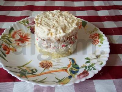 Sluoksniuotas salotas su bulvėmis ir krabų mėsa pagrindine nuotrauka