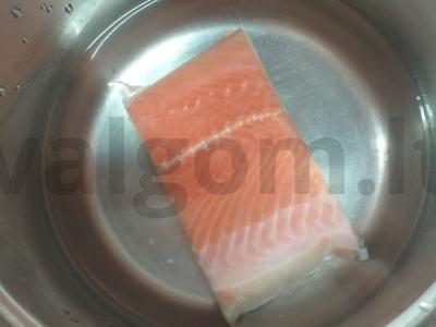 Salotos su virta lašiša, marinuotu agurku ir žolelėmis Žingsnis 1