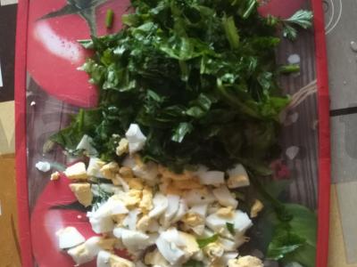 Salotos su virta lašiša, marinuotu agurku ir žolelėmis Žingsnis 2