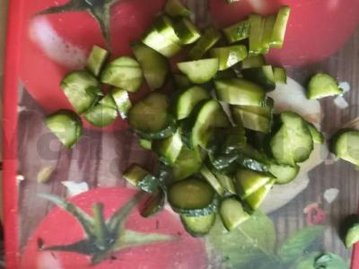 Salotos su virta lašiša, marinuotu agurku ir žolelėmis Žingsnis 3