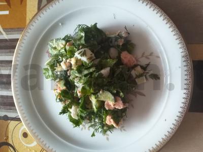 Salotos su virta lašiša, marinuotu agurku ir žolelėmis pagrindine nuotrauka