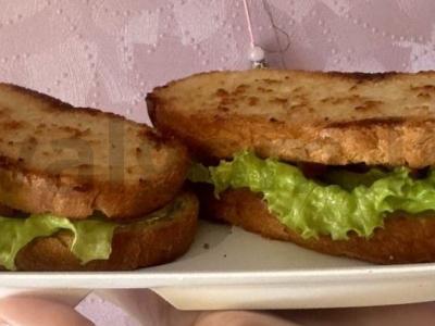 Traškus sumuštinis su dešra ir tartaro padažu pusryčiams pagrindine nuotrauka