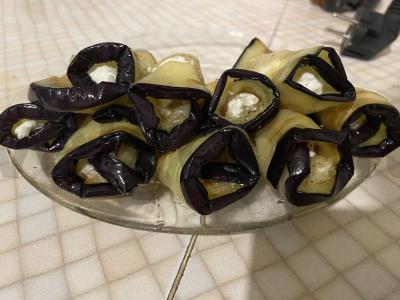 Baklažanų ritinėliai su česnaku ir varškės sūriu pagrindine nuotrauka