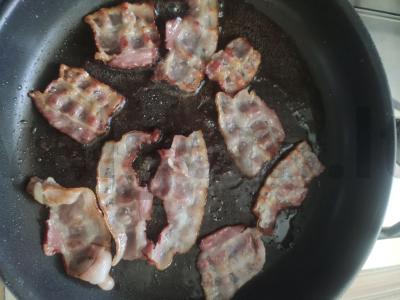 Nuostabi šakšuka su putpelių kiaušiniais ir rūkyta šonine Žingsnis 2