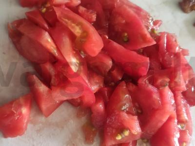 Nuostabi šakšuka su putpelių kiaušiniais ir rūkyta šonine Žingsnis 3