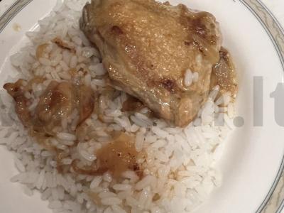 Vištienos šlaunelės su padažu pagrindine nuotrauka