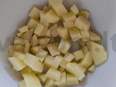 Saldus bulvių sriuba su tirpintu pienu ir prieskoniais Žingsnis 1