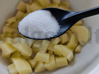 Saldus bulvių sriuba su tirpintu pienu ir prieskoniais Žingsnis 2