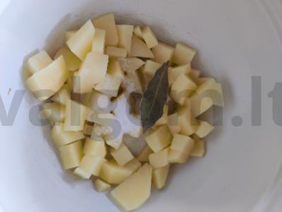 Saldus bulvių sriuba su tirpintu pienu ir prieskoniais Žingsnis 3