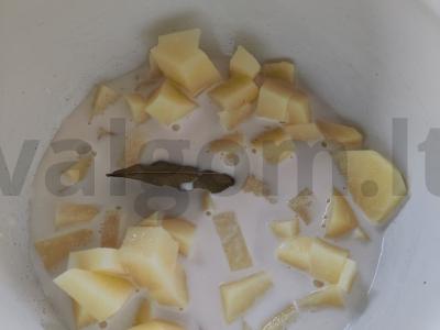 Saldus bulvių sriuba su tirpintu pienu ir prieskoniais Žingsnis 4