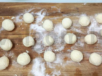 Saldūs varškės ir ryžių miltų kamuoliukai Žingsnis 3