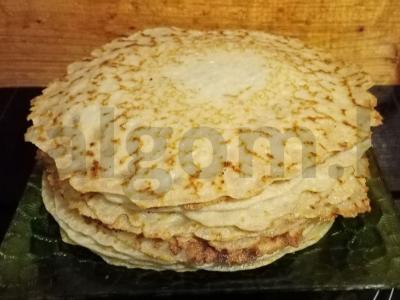 Blynai ant vandens ir blynų miltų pagrindine nuotrauka