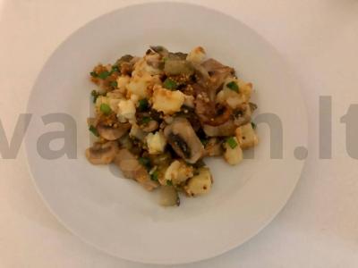 Vegetariškas daržovių salotas su grybais ir aštria padažu pagrindine nuotrauka