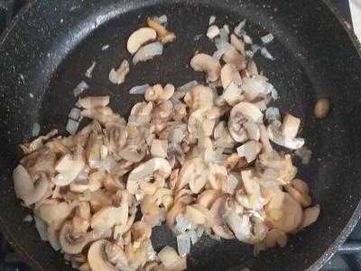 Skani bulvių apkepas su faršu ir grybais po sūrio plutele Žingsnis 2